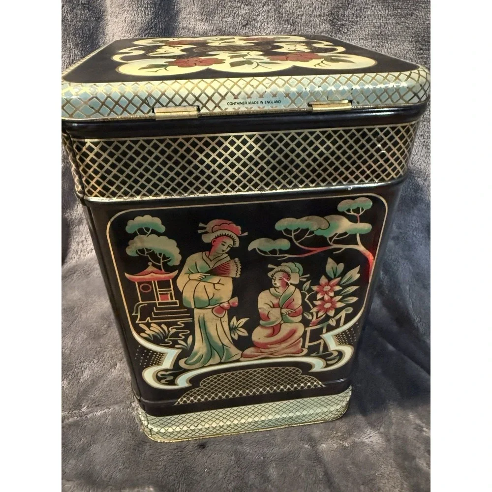 1970s Chinoiserie Designed‎ Metal Box With Attached Lid